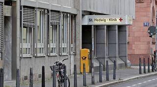 Bald Geschichte: die Geburtsklinik St. Hedwig-Klinik in A 2.