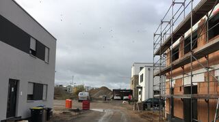 Mehr als 20 Familien leben schon hier, viele weitere der später insgesamt 64 Häuser sind aktuell im Bau: „Sullivan-Nord“, direkt am Käfertaler Wald.