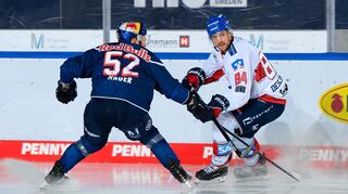 Andrew Desjardinsv gegen Münchens Patrick Hager beim Magenta-Sport-Cup, dem Vorbereitungsturnier für die anstehende DEL-Saison.