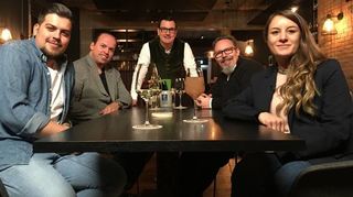 Gastgeber Florian Steinmaier (Mitte) empfängt Dario Troncone (v.l.), Tristan Brandt, Martin Scharff und Silke Heyer in Johann’s Modern Wirtshaus.