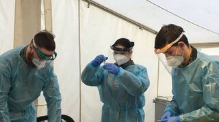 In einem Zelt vor dem Eingang des Kreiskrankenhauses Grünstadt leisten die Bundeswehrsoldaten (v.l.) Jan Kreger, Selina Otto und Tim Benthien Amtshilfe bei der Bekämpfung der Corona-Pandemie.