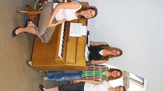 <p>Chorleiterin Julia Weiser mit ihren Mädels. Sie freut sich auf jede weitere Unterstützung, ob Groß oder Klein, der I-Chorus braucht neue Gesichter.</p>