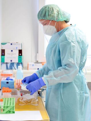 Die KN95-Masken sind auf vielen Stationen im Ludwigshafener Klinikum zu Einsatz gekommen – auch bei dieser Mitarbeiterin in der Infektionsambulanz.