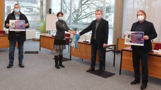 Matthias Baaß zieht mit Maria Lauxen-Ulbrich die Gewinnerinnen. Cezmi Tinaz (l.) und Jochen Faltermann (r.) werben für den Frauennachtfahrdienst.