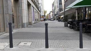 Dort, wo heute noch herausnehmbare Pfosten stehen (wie hier zwischen P 4 und P 5), sollen nach dem Umbau versenkbare Poller die Zufahrt versperren.