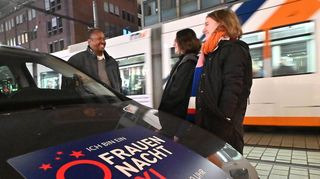 Lilli Gabriel (rechts) und Mia Mang steigen ins Taxi von Suleiman Hussein. Das Bild entstand Ende 2019, als das Angebot noch relativ neu war.