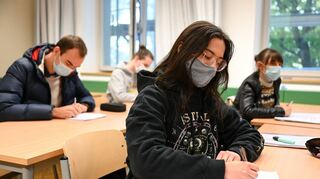 Mit Masken im Unterricht – daran ändert sich in Baden-Württemberg zunächst nichts.