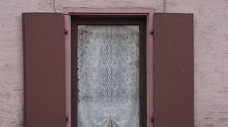 Früher war dies ein Fenster in Baden-Württemberg. Heute gehören die Häuser in der Viernheimer Straße alle zum hessischen Hüttenfeld.
