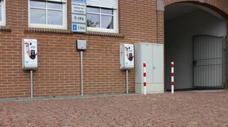 Vor dem Ilvesheimer Rathaus, wie auf diesem Bild zu sehen, gibt es bereits Ladestationen für Elektroautos. Nun sollen kurzfristig welche dazukommen – gegenüber der Tankstelle am Kreisverkehr.