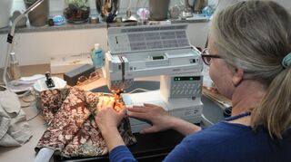 Michaela Roßner ist seit ein paar Jahren wieder an der Nadel: Selbstgenähte Accessoires und Kleidungsstücke sind einmalig, dazu gibt es Kopfarbeit beim Umsetzen der Arbeitsschritte und Umrechnen der Schnittteile.