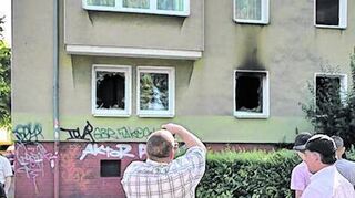<p>Ein Schaulustiger fotografiert das Mehrfamilienhaus.</p>