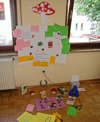 <p>Ein kleiner "Glücksschrein" im Gemeindehaus in Neckarhausen. Beim "Open.House" haben sich die Leiter Thorsten Fabian und Regina Holler dieses schöne Gefühl als Thema ausgesucht.</p>