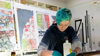 Katharina Schmitt poliert im Glasstudio Derix in Taunusstein ein Stück.