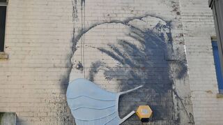 Das Wandgemälde „Das Mädchen mit dem Perlenohrring“ von Banksy auf dem Hanover Place trägt im Zuge der Coronavirus-Pandemie jetzt eine Maske.