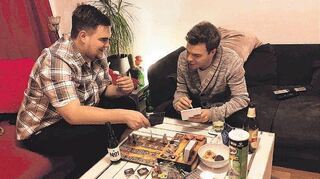 Diskutieren im Wohnzimmer über Fragen, die auch beim Kneipenquiz gestellt werden könnten: die Redaktionsmitglieder Sebastian Koch (l.) und Till Börner.