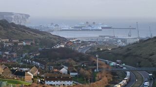 Lastwagen stehen bereits in diesen Tagen Schlange bei der Anfahrt zum Hafen im britischen Dover. Viele Unternehmen wollen vor dem Brexit ihre Lager auffüllen.