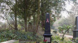 Auf dem Bergfriedhof erinnert ein Obelisk an die Todesopfer der Immunschwächekrankheit AIDS.
