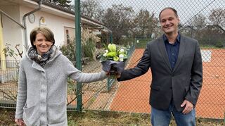 Corona gerechte Übergabe ohne Team: Diana Mattern übernimmt das Amt als TCN-Vorsitzende. Ihr Vorgänger Dirk Jansch leitete den Verein 15 Jahre lang.