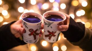 Glühwein trinken im Advent (Symbolbild).