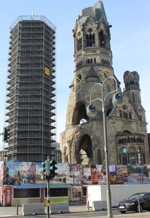 Die Ruine des alten Turms und der neue, bereits eingerüstet.