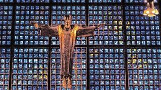 Eine Gestaltung, die den Betrachter in ihren Bann zieht: Das Innere der Kaiser-Wilhelm-Gedächtniskirche mit den blauen Glasfenstern aus Chartres und dem 4,60 Meter großen Engel.