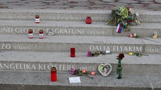 Beim Anschlag von 2016 kamen auf dem Breitscheidplatz direkt neben der Kirche elf Menschen ums Leben. Ihre Namen sind in den Stufen eingelassen.
