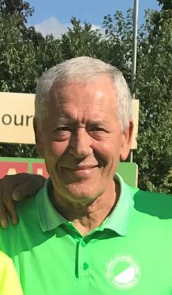 Hans Engert auf den Center Court von Grün-Weiss am Neckarplatt.