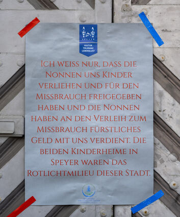 An einigen Stellen in der Stadt zu finden: Plakate über das Kinderheim Engelsgasse.