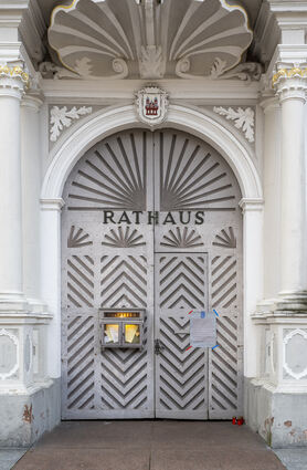 Prominent geklebt: Am Historischen Rathaus wird auf den Missbrauch im Kinderheim hingewiesen.