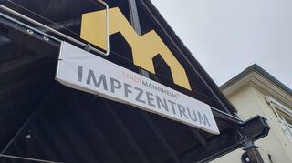 Der Eingang zum Mannheimer Impfzentrum auf dem Maimarktgelände.