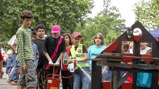<p>Nach spektakulärer Zirkusshow ging's beim Sommerfest der Albrecht-Dürer-Grundschule mit Dosenwerfen, Mülltonnenrennen und Spritzübungen an der brennenden Hausattrappe erst richtig rund.</p>