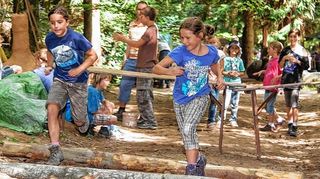 <p>Kim-Laura und Hanna beim Hindernislauf: Im Ferienlager an der Saatschule kommt keine Langeweile auf.</p>