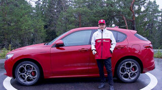 mid Groß-Gerau - Auch im finnischen Winter flott unterwegs: Formel-1-Star Kimi Räikkönen mit dem Alfa Romeo Stelvio.