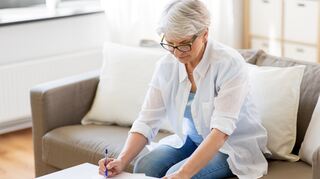 Finanzielle Planung für die Rente ist wichtig. Trotzdem sind finanzielle Aspekte nicht alles, wenn es um ein erfülltes Leben im Alter geht.