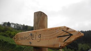 Der Weg führt durch den Wald, über eine Obstwiese und vorbei an Liegebänken und Hängematten.