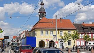 Alltag in der Seckenheimer Hauptstraße: zu den Stoßzeiten Stau (wie hier) und, wenn kein Stau ist, Raser. Das soll sich in Kürze ändern.