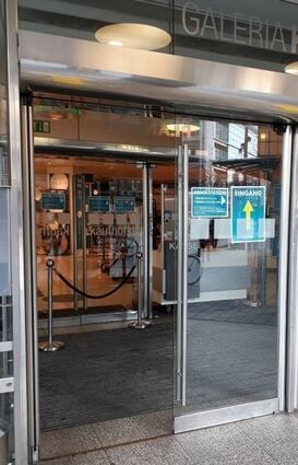 Bei Galeria Kaufhof ist die Abholstation direkt am Eingang.