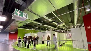 Im Drei-Glocken-Center in Weinheim hat der Kreis ein neues Impfzentrum eingerichtet. Das Bild zeigt den Empfangsbereich.