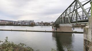Von der Neuenheimer Uferseite aus gesehen: Links neben dem alten Weht soll die neue Geh- und Radwegbrücke über den Neckar entstehen. Noch ist das Projekt in der Vorplanung.