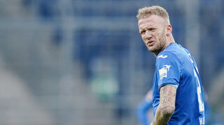 Hoffenheims Kevin Vogt verzieht im Spiel gegen Bielefeld das Gesicht.