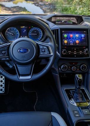 Der Fahrer kann an drei Bildschirmen Informationen ablesen.