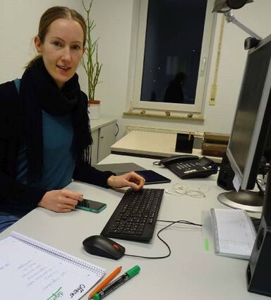 Anne Bauer hält per Handy und Internet Kontakt zu den Jugendlichen.