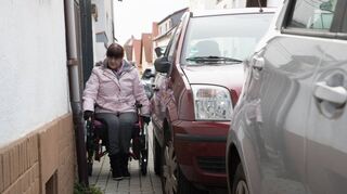 Weil die Menschen während der Pandemie mehr Zeit zu Hause verbringen, sind in der Innenstadt oft die Bürgersteige zugeparkt, wie hier in der Friedrichstraße. Für Birgit Gäbler ist dann mit ihrem Rollstuhl kein Durchkommen möglich.