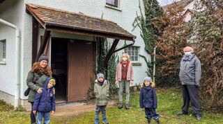 Die Molitor-Stiftung fördert die Draußenschule (v.l.): Die designierte Rektorin Carolin Rückert mit Sohn Theo, Samu, Ina Große-Wilde (Molitor-Stiftung), Hugo. Rechts Martin Ziegler, der Vorsitzende des Schulträgervereins „Draußen lernen“.