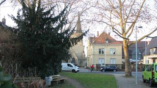 Der Bürkleplatz in Friedrichsfeld: Durch die Sanierung soll die Blickachse zur St. Bonifatius Kirche im Hintergrund besser hervorgehoben werden.