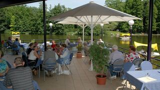 Die Terrasse des Seerestaurants zum Kutzerweiher hin wird um einen Biergarten auf der anderen Seite des Gebäudes ergänzt.