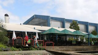 Das Café Pflanzenschauhaus soll bleiben und auf der Terrasse im Bereich ganz links um eine Weinlaube ergänzt werden.