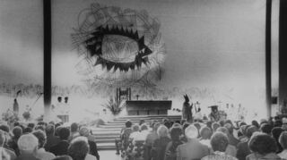 Innenraum von St. Theresia, hier bei einem Festgottesdienst Ende der 1980er Jahre. Im Hintergrund das moderne Wandbild.