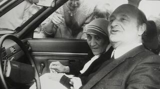 „Mother, that’s the press“ (Mutter, das ist die Presse) sagt Pfarrer Rappenecker, als er am 12. Juli 1986 mit Mutter Teresa vor dem Pfarrhaus ankommt.