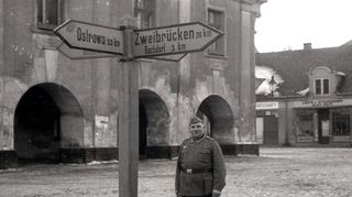 Viele der Bilder hat möglicherweise der Soldat aufgenommen, der neben einem Wegweiser im heute polnischen Jarotschin posiert.